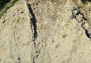 La moraine est composée de matériaux hétérométriques (ici, dans la moraine latérale de la Mer de Glace)